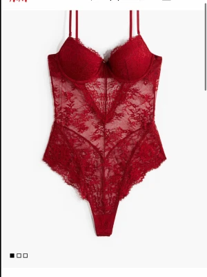 H&M body - Söker denna snygga bodyn från hm pris kan diskuteras 🫶