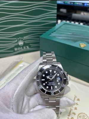 Herr klocka - fullsett - Submariner 40mm med svart tavla och svart vridring. En av de mest klassiska och eftertraktade modellerna. Klockan är helt ny och oanvänd. 🔹 Storlek: 40 mm 🔹 Färg: Svart tavla / svart bezel 🔹 Skick: Oanvänd / helt ny. 