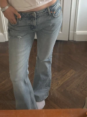 Ascoola boutcut jeans med lite lösare passform  - Säljer dessa jeans! Jeansen har lite lösare/baggy passform och coola slitningar. Jag säljer dom då dom inte kommer till användning. Jag vet tyvärr inte exakta storleken men dom passar bra på mig som har 36, 27/34, S som mina standard storlekar. Jag är 172 cm lång! Skriv till mig om det önskas exakta mått / fler bilder så löser jag det!💕💕