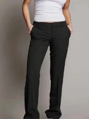  kostymbyxor - Snygga svarta kostymbyxor med rak passform och normal midja.💕dom är från bik bok🥰säljer pga att de är för korta i benen💖skriv för egna bilder! 