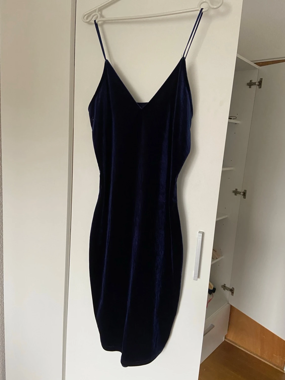 Mörkblå sammetsklänning Bik Bok