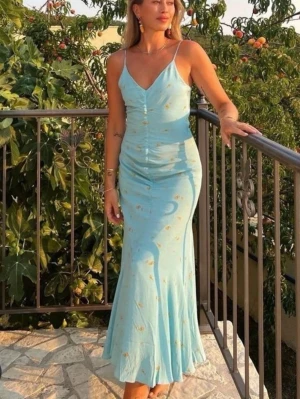 Ljusblå långklänning adoore  - Säljer en ljusblå långklänning med smala axelband och v-ringning. Klänningen har en figurnära passform, subtilt blommigt mönster. Toulouse dress. 