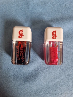 Glisten Cosmetics - Juicy Tint - Färger: Cherry (djup orange röd) & Dragonfruit (rosa). Nypris: 129SEK/styck