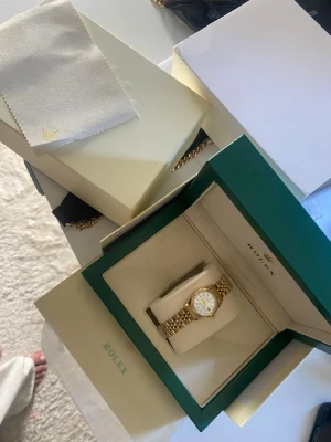 Guldfärgad klocka rostfritt stål manuell - Stilren guldfärgad klocka med klassiskt metallarmband i länkdesign. Klockan har  urtavla och ger en lyxig känsla till din outfit. Perfekt accessoar för dig som gillar tidlös och elegant stil. Boxen ingår i priset