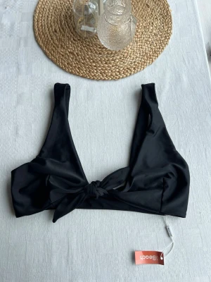 Svart bikiniöverdel från Nelly - Svart Bikinitopp från Nly beach med knytning fram, helt oanvänd med prislapp kvar🌸