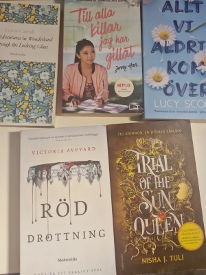 Bokpaket skönlitteratur 5 titlar - Säljer ett bokpaket med fem skönlitterära böcker: 'Alice's Adventures in Wonderland', 'Till alla killar jag har gillat', 'Allt vi aldrig kom över', 'Röd drottning' och 'Trial of the Sun Queen'. Blandade omslag i färger som blått, vitt, rosa och brunt. Perfekt för dig som gillar fantasy, romantik och äventyr.