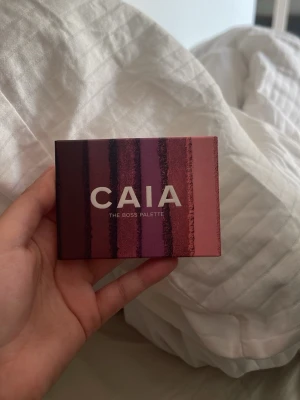 CAIA The Boss Palette ögonskugga - Snygg ögonskuggspalett från CAIA med flera nyanser i rosa, lila och bruna toner. Ordinare pris 365kr, fick i födelsedagspresent men har ej så mycket användning av den. 