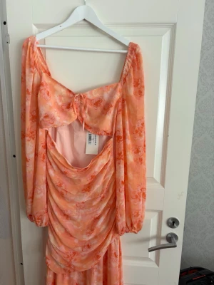 adoore klänning -  Säljer denna otroligt drömmiga adoore klänning, i modellen porto maxi dress färgen peach🧡🩷  Säljer då storleken inte passade mig tyvärr, alla prislappar kvar och är helt oanvänd🙌🏼💕