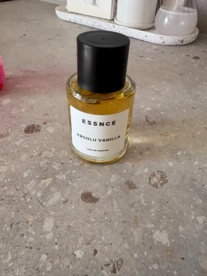 ESSNCE Absolu Vanilla parfym - ESSNCE Absolu Vanilla är en Eau de Parfum med en söt och varm vaniljdoft. Endast testad några ggr 175kr eller bud 