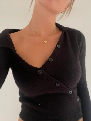 Svart öppen topp/kofta  - Trendig svart kofta med djup v-ringning och långa ärmar. Fett cool, och gör vilket outfit som helst lite coolare. Tunn, inte så varm. 