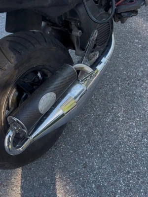 Leovince avgassystem till moped - Säljer ett Leovince avgassystem till moped. Utrustad med kolfiberliknande ljuddämpare och blankt, kromfärgat rör. Passar dig som vill ha sportigt ljud och snygg look på din moppe. Märkt med 'Hand Made' på ljuddämparen.