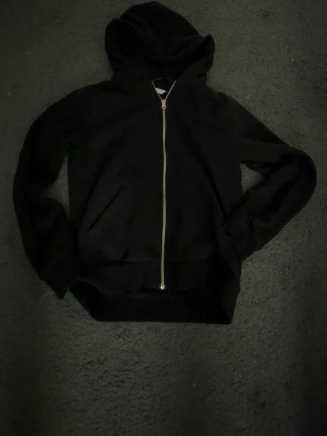 Svart zip-hoodie med huva