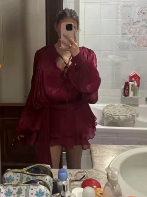 Röd satin klänning  - Säljer min jättesöta röda satin klänning ifrån AliExpress, storlek S. Ganska kort men det medföljer ett par röda shorts (se sista bilden)  OBS! Lånade bilder, vill du ha egna kontakta mig 🥰🥰Köpt för 286kr 