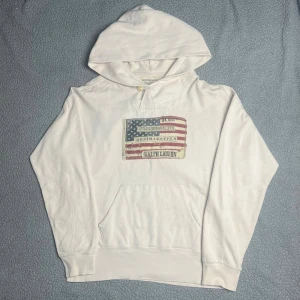 USA hoodie från Ralph lauren - Säljer en snygg hoodie från Ralph Lauren Denim & Supply med amerikansk flagga och tryck på bröstet. Mycket bra skick, skickar snabbt efter att du har beställt. Frågor? Bara att höra av sig😁