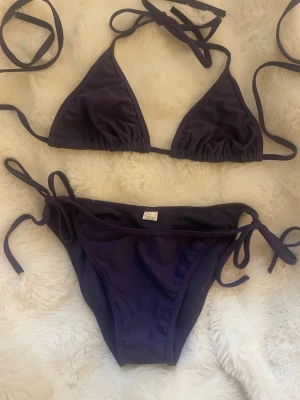 Bikini - En lila bikini som jag köpt på en kamping är en one size så passar alla jettefin och inte andvänd så mycket 