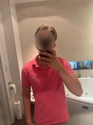 Ralph Lauren Piké - Ralph Lauren Piké | Färgen densamma som syns i bild | Storlek S | Modellen är 184 o väger 72 | Nypris 1299 på Care of Carl