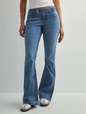 Blå bootcut jeans med låg midja  - Jättesnygga uthängda byxor, med cool design. Använd cirka 1-2 gågner . 