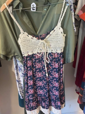blommig kortklänning💓 - säljer en jätte söt klänning man kan ha till sommaren💗 denna är köpt på en annan secondhand men kände att de inte riktigt var min stil💓den har inget varumärke eller någon storlek på någon lapp, men skulle tro att den är storlek xs-s💗