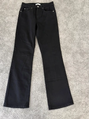 Svarta jeans - Ett par helt nya svarta jeans, aldrig använda, alltså ny utan prislapp. De är stretchiga!