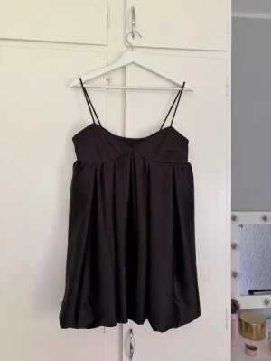 H&M klänning - Populär satinKlänning från h&m!!! Aldrig använd och prislapp kvar