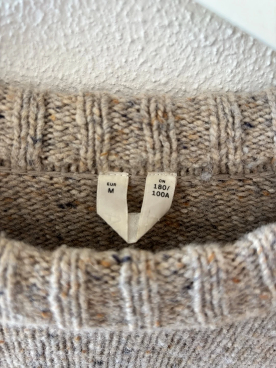 Beige stickad tröja med rund hals från arket  - 2