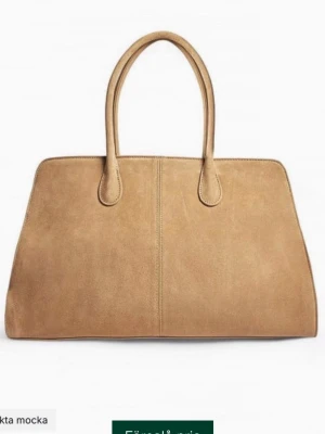 Beige mocka Totebag från NA-KD - Stilren handväska i beige mocka med två handtag och minimalistisk design. Väskan har en mjuk, rektangulär form och synliga sömmar i mitten. Perfekt för dig som gillar klassiska och tidlösa accessoarer.slungar bort väskorna för 100kr, eftersom det är fläckar på dom, fukt fläckar. Fläckarna kan man ta bort med en mocka borste