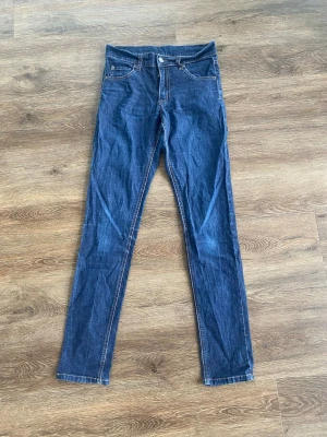 Cheap Monday jeans - slim fit 27-32 - Säljer ett par stiliga Cheap Monday jeans i en klassisk blå tvätt med en smal passform