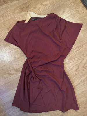 Asos klänning  - Klänning från ASOS Öppen för bud vid snabb affär. Paketpris vid köp av flera plagg. 🎀