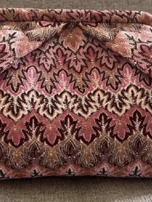 Mönstrad kuvertväska i sammet - Unik kuvertväska med retroinspirerat mönster i rosa, vinrött och beige. Väskan har en mjuk sammetstextur och ett dekorativt lock. Perfekt accessoar för dig som gillar vintage vibes och vill sticka ut frå Beck Söndergaard 