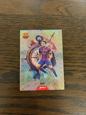 FC Barcelona Xavi 080/299 samlarkort - Unikt samlarkort med Xavi från FC Barcelona, tillverkat av. Kortet har färgstark design med klubbens logga och kompassmotiv, samt numrering 080/299 på baksidan. Perfekt för dig som gillar fotboll och samlar på sportkort. Nr 80 av 299 i hela världen.