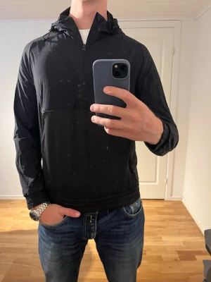 J.Lindeberg sportjacka svart  - Säljer denna sjukt snygga sportjackan från J.Lindeberg⭐️ Färgen är svart och storleken är M✅ Den har inga defekter och skicket är utomordentligt🙌🤝 Sjukt najs passform och passar perfekt till hösten☀️🙌 Tveka inte på att höra av er dig vid minsta fråga eller fundering😊