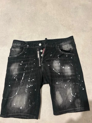 Svarta jeansshorts från Dsquared2 - Säljer helt nya par svarta jeansshorts från Dsquared2.vid snabb och smidig affär kan jag släppa den lite billigare 