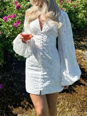 Vit adoore klänning  - Säljer nu min otroligt fina adoore klänning!! Jättebra skick och helt som ny, köpte i höstas🌸🌸🌸💕💕💕