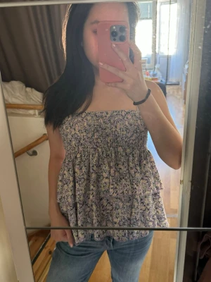 Blommig volang kjol  - Skit söt blommig volang kjol från Gina Tricot 💞 kan även användas som en topp! Knappt använd och i väldigt fint skick 🙌 Kan ju användas både som kjol och topp. Priset kan diskuteras vid snabb försäljning 🙏 Skriv för fler bilder på 💕