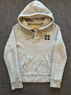 Hollister hoodie ~ vintage  - Sjukt eftertraktad Hollister hoodie ~ 2000’s modell som inte längre produceras | st M/true size | Rekomenderad längd mellan 173–183cm | färg grå | klassisk passform | OBS kan gå ner lite i pris vid snabb affär! 🏄
