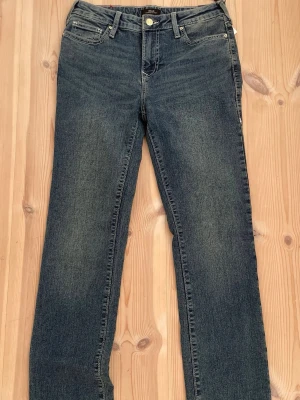 Helt nya jeans från true religion W30 - Säljer ett par jättefina jeans från true religion. Modellen heter Billie straight & är i storleken W30. Enbart testade & etiketten sitter kvar. Säljs då de var lite stora för mig🙂 Nypris 1600 kr. 