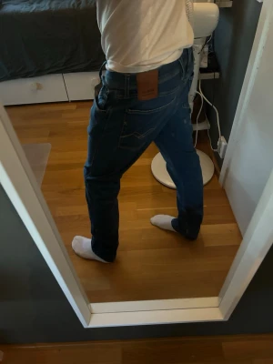 Replay Anbass - Replay Anbass Hyperflex i storlek 32W - 30L. Passformen är slimfit. Säljes då jag knappast har använt dem på senaste.