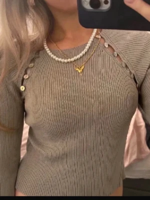 Populär Zara topp med knappar - Topp ifrån Zara i bra skick! Första bilden är inte min. Kan tänka mig gå ner lite i pris vid snabb affär🤍🤍