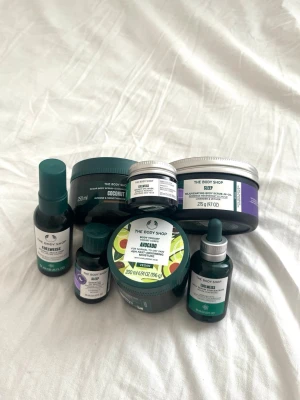 The body shop  - Säljer olika produkter från the body shop. Skriv gärna till mig om du ser något du söker och pris kan diskuteras! <3 Alla är helt oanvända och oöppnade.  Köp inte denna annons!