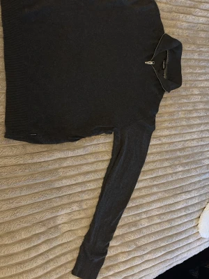 Half zip från jack and Jones  - Säljer min half zip i stickat från Jack & Jones i storlek M. Haft den i två år men använd cirka 5-7 gånger och är i ny skick.