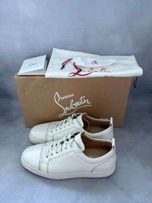 Vita Christian Louboutin - Christian Louboutins vita utan spikar | Storlek - 41.5 passar 42-42.5 | Skick - 9/10, väldigt bra | Box, dustbag samt kvitto medföljer | Äkta | Hör av er vid frågor eller funderingar