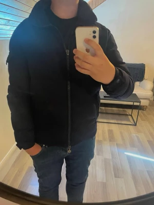 Moncler montgenevre - SOMMAR REA 💯.                                      Eftertraktad Moncler jacka i modellen montgenevre.                                                              Jackan har mjukt material inuti som håller dig varm men fortfarande håller stabil temperatur, Jackan är storlek 3 vilket motsvarar M/L.                        Bra skick men finns mindre slitningar vid armarna, Luvan saknas men inget man tänker på. Hör av er vid frågor ✌️😁Nypris ligger på 21 000kr