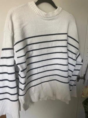 Randig stickad tröja - Från lager 157. Lite oversized och randig. Stora armar.
