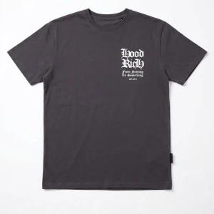 Svart Hoodrich t-shirt med tryck - Cool svart t-shirt från Hoodrich med vit text och grafiskt tryck både fram och bak. T-shirten har normal passform, rund hals och är tillverkad i mjuk bomull. Perfekt för dig som gillar streetwear och vill sticka ut med snygga detaljer. ❗️tröjan är oversize och är passar som  L❗️