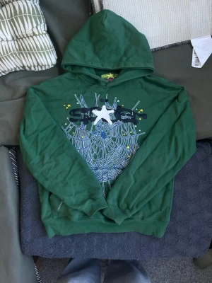 Sp5der hoodie - Grön sp5der hoodie i nästan nyskick, lite disstressing på luvan men själv ser det bra ut tycker jag