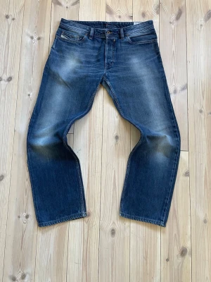 Diesel Vintage Baggy Jeans  - Snygga Vintage jeans från Diesel med baggy passform | Storlek 36/34 men passar 35/34 | Jättefint skick förutom lagning vid grenen som syns på bild. Syns inte så mycket vid användning. 