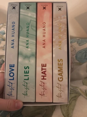 Twisted-serien boxset av Ana Huang - Säljer ett boxset med fyra böcker ur Twisted-serien av Ana Huang: Twisted Love, Twisted Lies, Twisted Hate och Twisted Games. Omslagen har snygga färger i blått, grönt, rött och guld. Perfekt för dig som gillar romantik och drama.