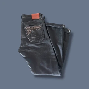 Selvegde Sashiko svarta &Denim jeans - Säljer ett par riktigt feta svarta Selvegde jeans med snygg handgjord Sashiko på ena bakfickan🌊🇯🇵 Storlek W33/L32-34  Mått (+,-) Längd 110cm  Midja 43cm  Fotvidd 20cm Lårvidd 28-31cm  #vintage#sashiko #selvegde