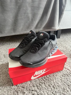 Nike Air Max Dn - Säljer dessa feta Nike Dn skor köpta på Junkyard i Göteborg, skorna är nästan helt nytt skick, använda cirka 5-6 gånger, Perfekt till dig som gillar streetwear och vill ha ett par sköna skor till vardags.  Skick 9,5/10 Storlek : 43 EU Pris kan diskuteras  Vid andra frågor hör gärna av dig!