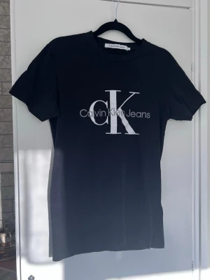 Calvin Klein t-shirt, stl S - En svart/vit t-shirt från Calvin Klein. T-shirten är i storlek S och är sparsamt använd.
